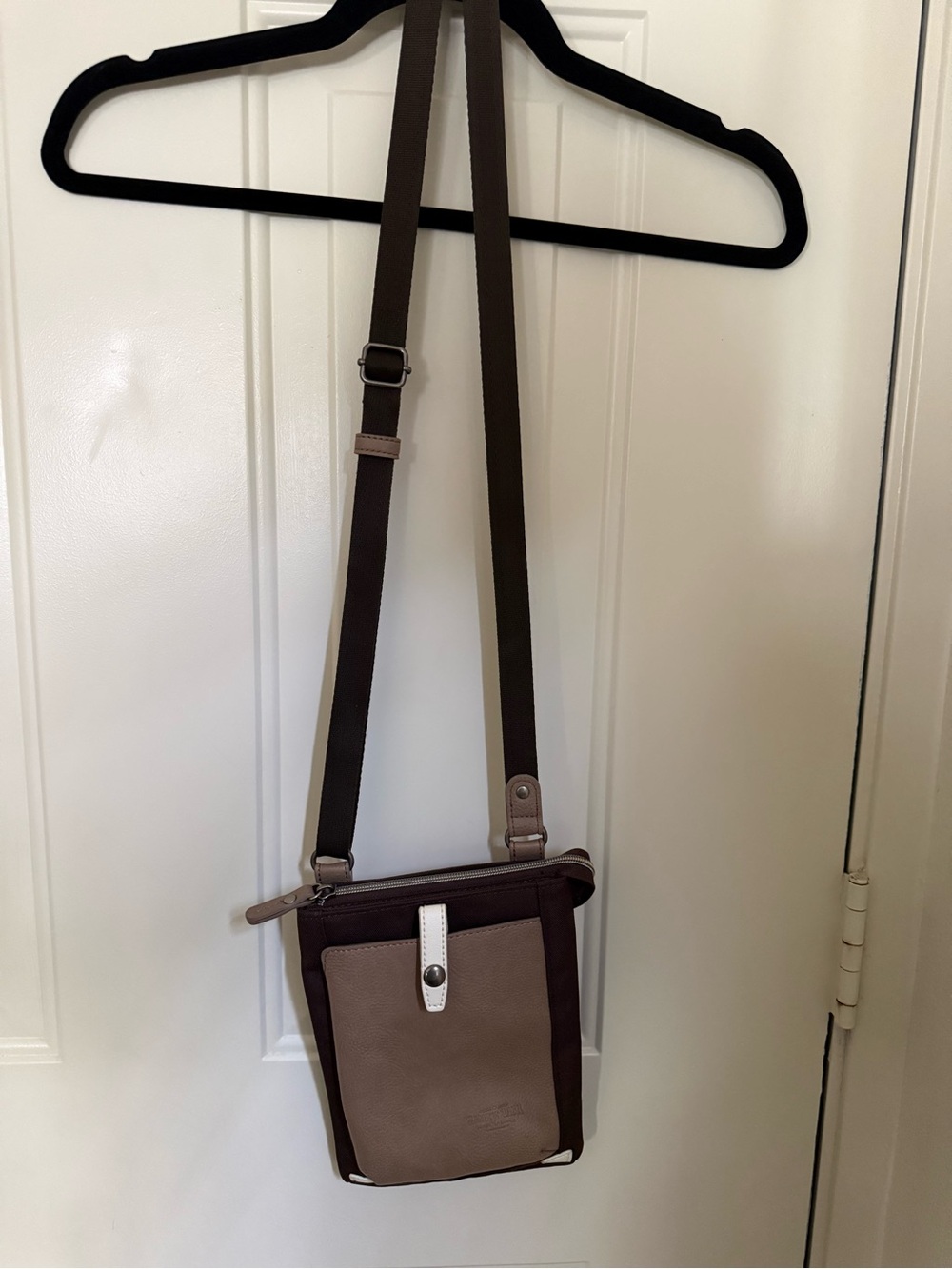 Harvest Label Shoulder Bag VGN in the Mocha colorway